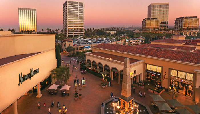 Nov 07, 2006; Newport Beach, CA, USA; Fashion Island is a beautiful  shopping mall with boutiques and upscale fashion shops, Atrium Court,  Farmer's Market, restaurants and entertainment. Summers bring free concerts  to