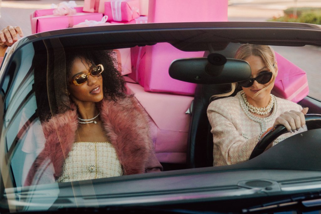 2 girls in car