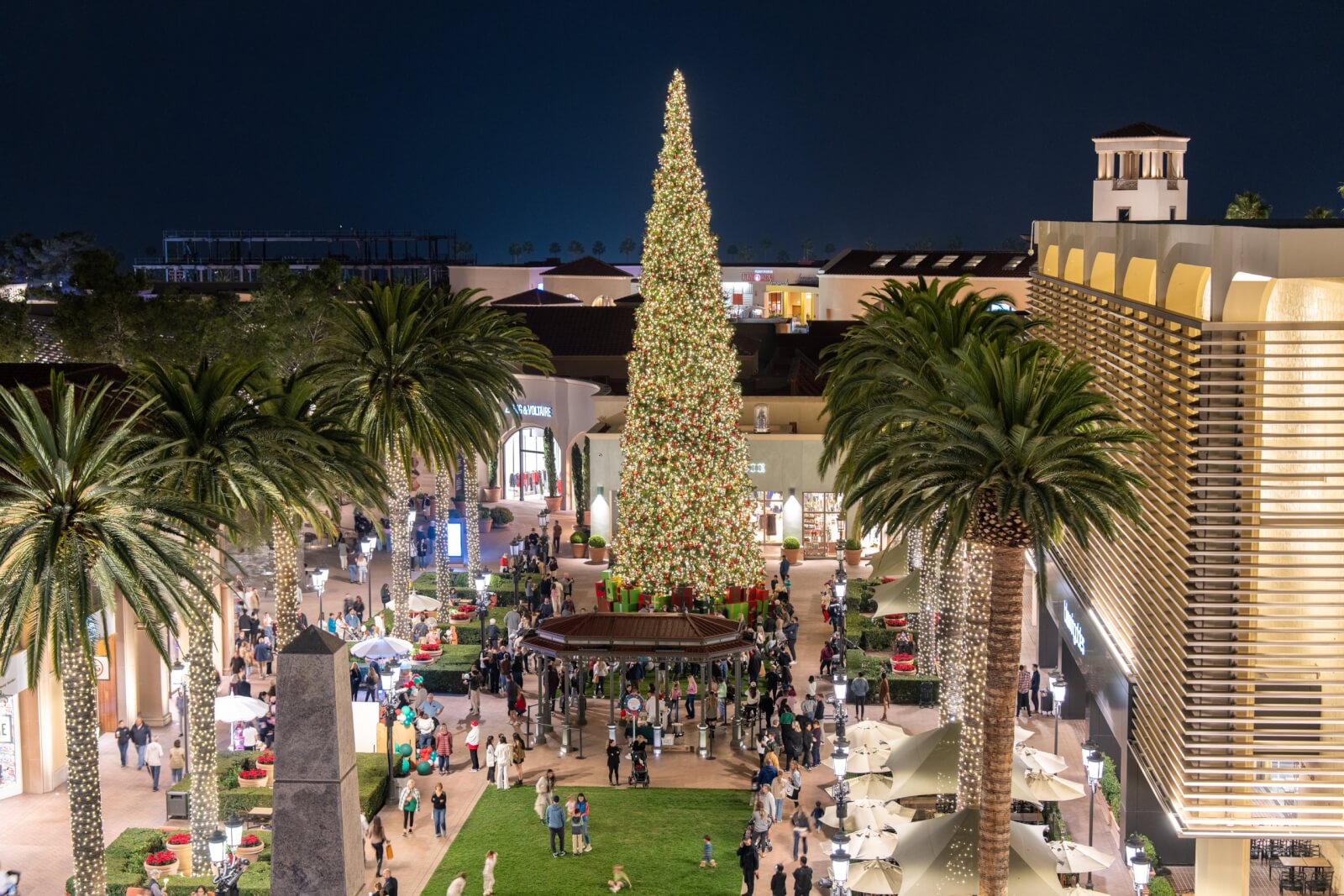 Fashion island christmas tree courtyard