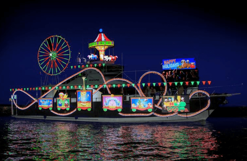 A boat on the water adorned in festive Christmas lights.