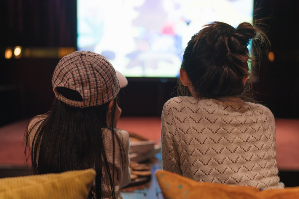 kids watching movie
