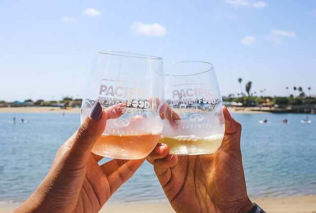 2 wine glasses